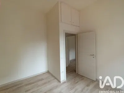 Obývací pokoj; dřevěná podlaha, přirozené světlo, moderní styl, vysoké stropy