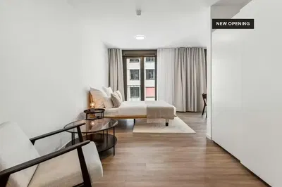 Σαλόνι; ξύλινο πάτωμα, φυσικό φως, μοντέρνο στυλ, ψηλά ταβάνια