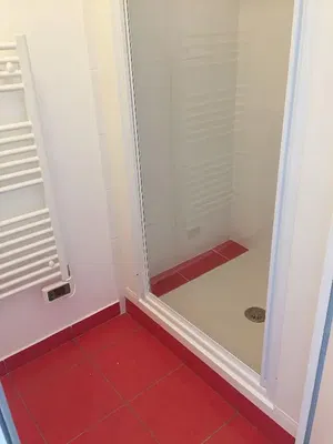 Κουζίνα; συσκευές κουζίνας, ξύλινο πάτωμα, φυσικό φως, μοντέρνο στυλ, ανακαινισμένο