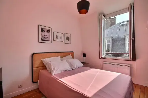 Salon; parquet, lumière naturelle, style moderne, hauteur sous plafond