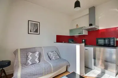 Woonkamer; houten vloer, natuurlijk licht, moderne stijl, hoge plafonds