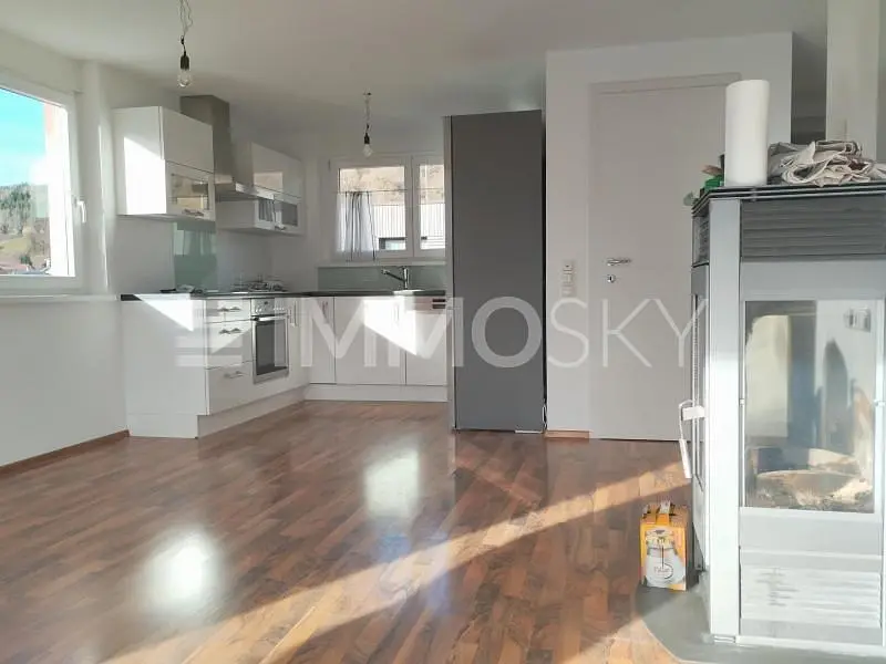 Дневна соба; дрвени под, природно светло, модерни стил, високи плафони