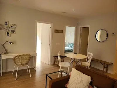 Living room; wood floor, natural light, modern style, high ceiling