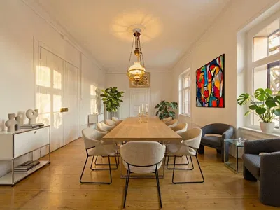 Living room; wood floor, natural light, modern style, high ceiling
