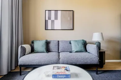 Wohnzimmer; holzboden, tageslicht, moderner stil, hohe decken