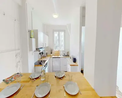 Wohnzimmer; holzboden, tageslicht, moderner stil, hohe decken