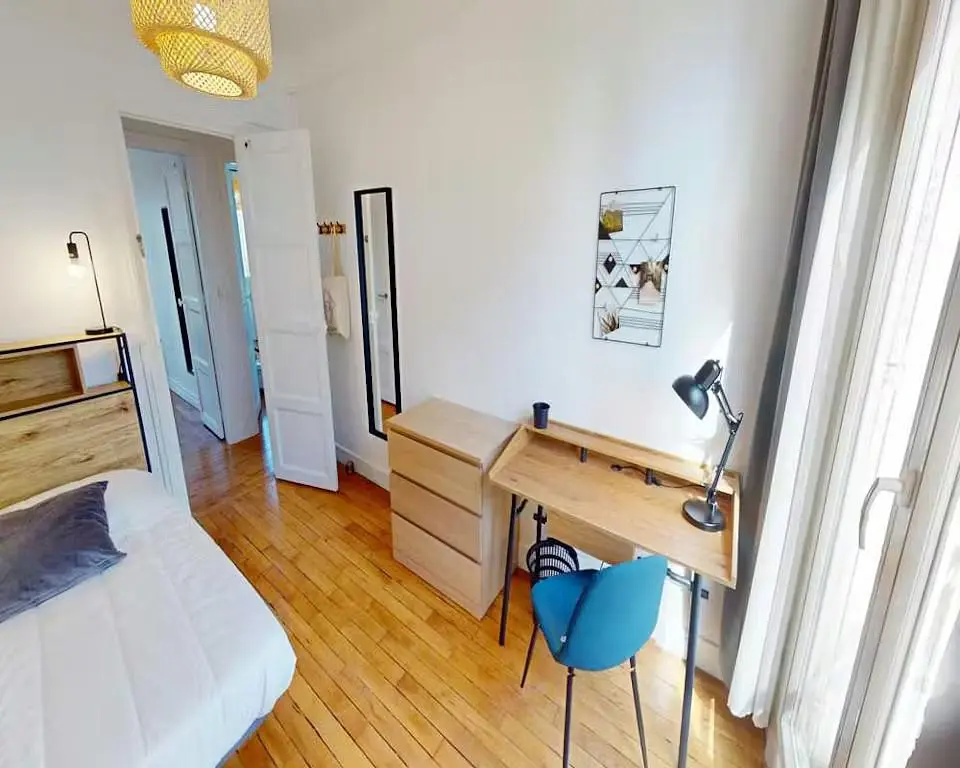 Wohnzimmer; holzboden, tageslicht, moderner stil, hohe decken