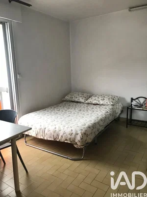 Obývací pokoj; dřevěná podlaha, přirozené světlo, moderní styl, vysoké stropy