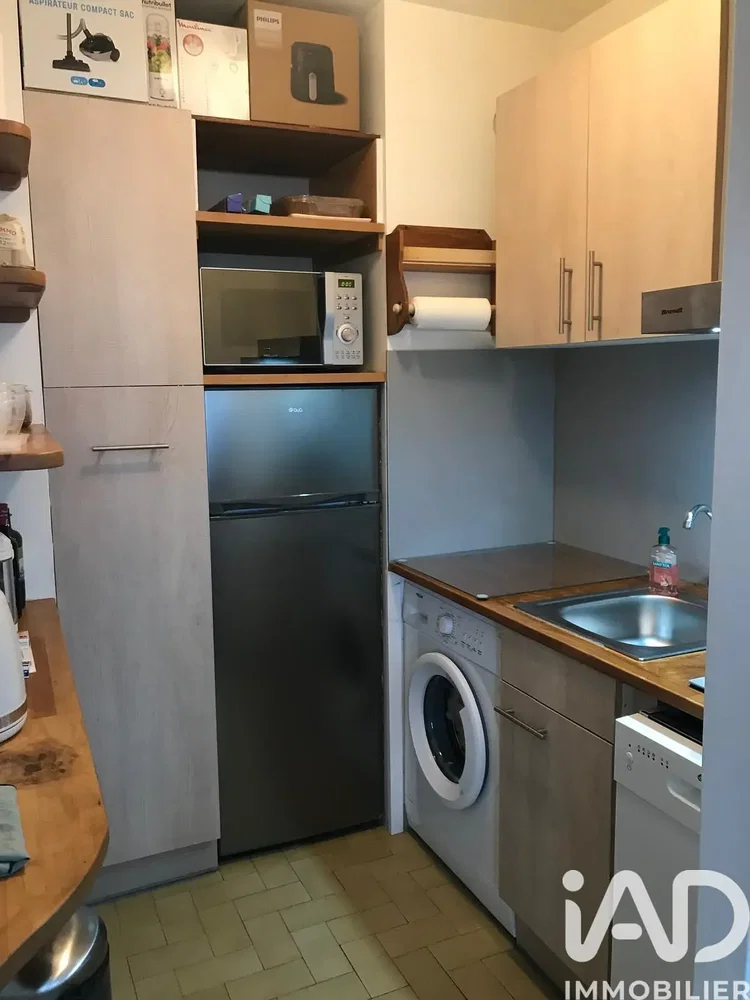 Obývací pokoj; dřevěná podlaha, přirozené světlo, moderní styl, vysoké stropy