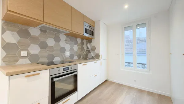 Woonkamer; houten vloer, natuurlijk licht, moderne stijl, hoge plafonds