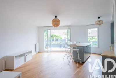 Oturma odası; ahşap zemin, doğal ışık, modern stil, yüksek tavan