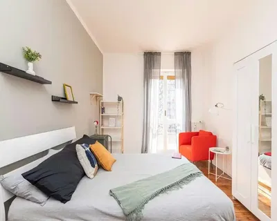 Soggiorno; pavimento in legno, luce naturale, stile moderno, soffitti alti