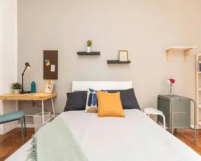 Дневна соба; дрвени под, природно светло, модерни стил, високи плафони