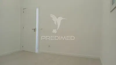 Σαλόνι; ξύλινο πάτωμα, φυσικό φως, μοντέρνο στυλ, ψηλά ταβάνια