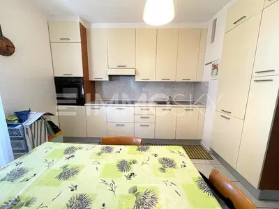 Living room; wood floor, natural light, modern style, high ceiling