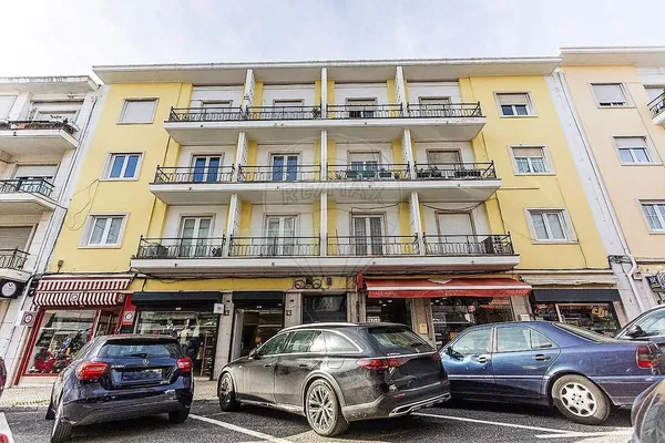 Soggiorno; pavimento in legno, luce naturale, stile moderno, soffitti alti