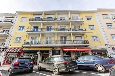 Σαλόνι; ξύλινο πάτωμα, φυσικό φως, μοντέρνο στυλ, ψηλά ταβάνια