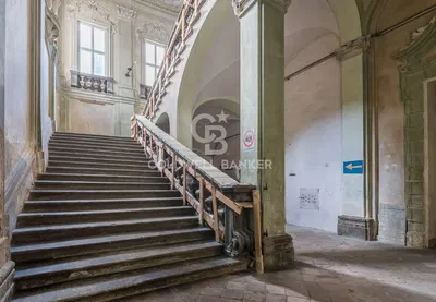 Salon; parquet, lumière naturelle, style moderne, hauteur sous plafond