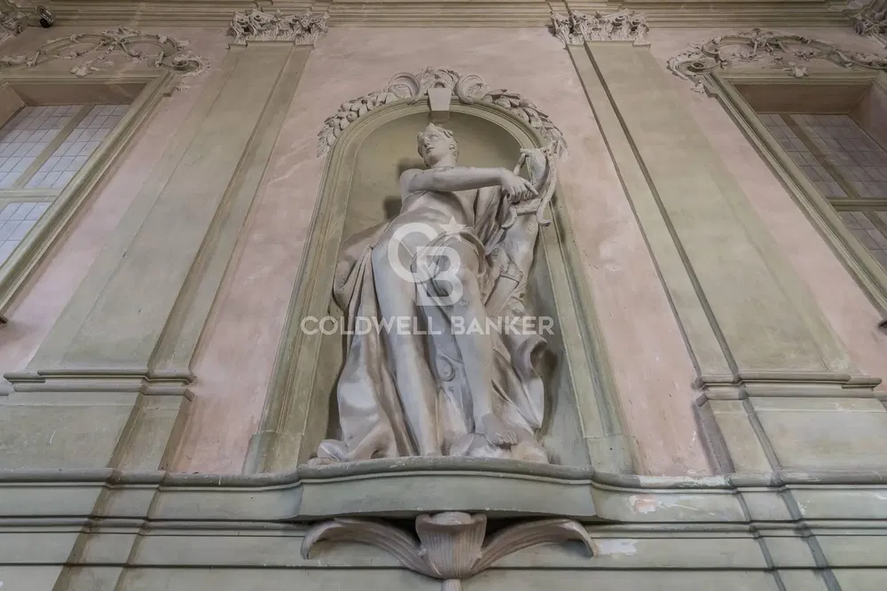 Salon; parquet, lumière naturelle, style moderne, hauteur sous plafond