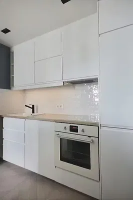 Wohnzimmer; holzboden, tageslicht, moderner stil, hohe decken