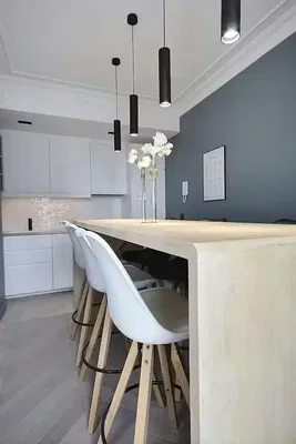 Woonkamer; houten vloer, natuurlijk licht, moderne stijl, hoge plafonds