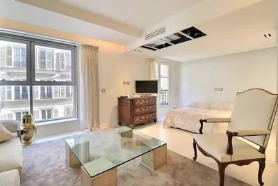 Dnevna soba; drveni pod, prirodno svjetlo, moderni stil, visoki plafoni