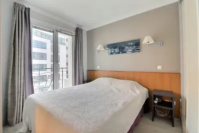 Salon; parquet, lumière naturelle, style moderne, hauteur sous plafond