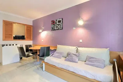 Salon; parquet, lumière naturelle, style moderne, hauteur sous plafond