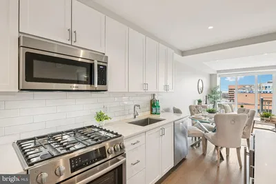 Woonkamer; houten vloer, natuurlijk licht, moderne stijl, hoge plafonds