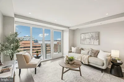 Keuken; keukenapparatuur, houten vloer, natuurlijk licht, moderne stijl, gerenoveerd