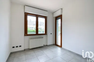 Keuken; keukenapparatuur, houten vloer, natuurlijk licht, moderne stijl, gerenoveerd