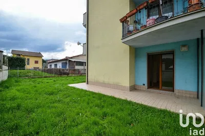 Keuken; keukenapparatuur, houten vloer, natuurlijk licht, moderne stijl, gerenoveerd