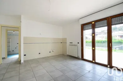 Woonkamer; houten vloer, natuurlijk licht, moderne stijl, hoge plafonds