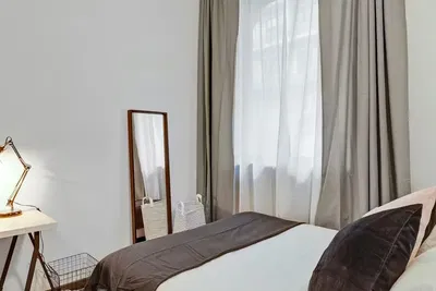 Living room; wood floor, natural light, modern style, high ceiling