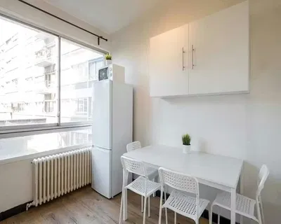 Küche; küchengeräte, fliesenboden, tageslicht, moderner stil, renoviert