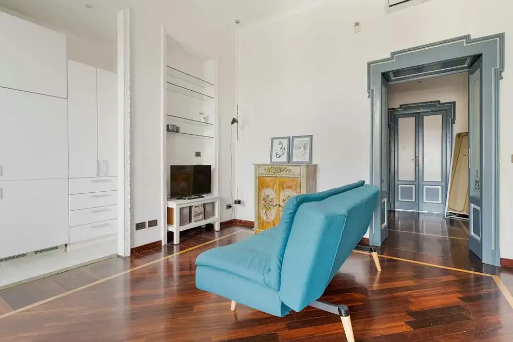 Obývací pokoj; dřevěná podlaha, přirozené světlo, moderní styl, vysoké stropy