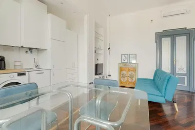 Wohnzimmer; holzboden, tageslicht, moderner stil, hohe decken