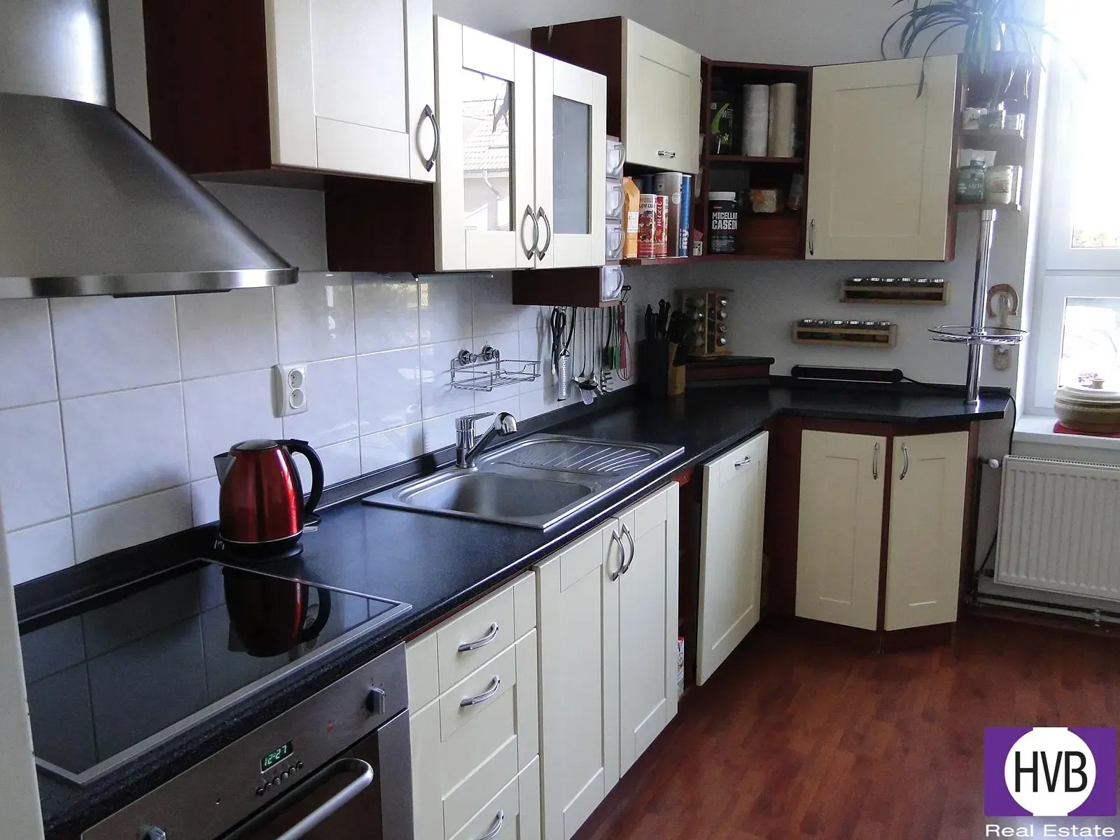 Wohnzimmer; holzboden, tageslicht, moderner stil, hohe decken