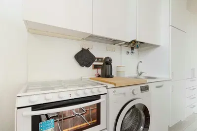 Obývací pokoj; dřevěná podlaha, přirozené světlo, moderní styl, vysoké stropy