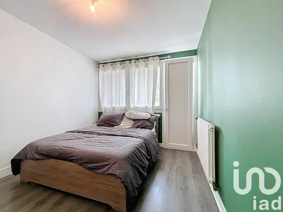 Σαλόνι; ξύλινο πάτωμα, φυσικό φως, μοντέρνο στυλ, ψηλά ταβάνια