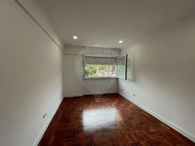 Σαλόνι; ξύλινο πάτωμα, φυσικό φως, μοντέρνο στυλ, ψηλά ταβάνια