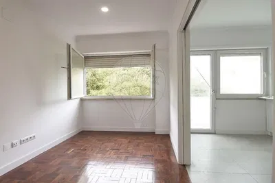 Κουζίνα; συσκευές κουζίνας, ξύλινο πάτωμα, φυσικό φως, μοντέρνο στυλ, ανακαινισμένο