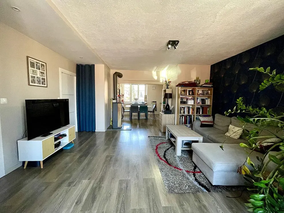 Wohnzimmer; holzboden, tageslicht, moderner stil, hohe decken