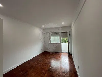 Cucina; elettrodomestici, pavimento in legno, luce naturale, stile moderno, ristrutturato