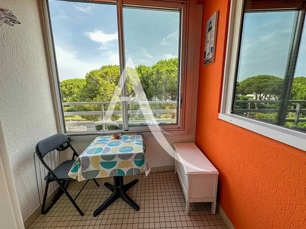 غرفة معيشة; أرضية خشبية, ضوء طبيعي, أسلوب عصري, أسقف عالية