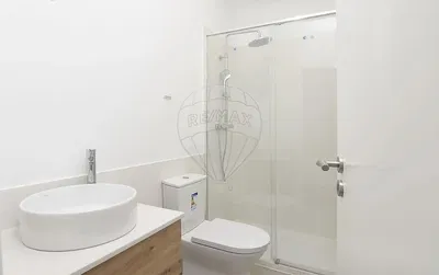 Soggiorno; pavimento in legno, luce naturale, stile moderno, soffitti alti