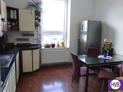 Wohnzimmer; holzboden, tageslicht, moderner stil, hohe decken