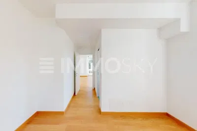 Дневна соба; дрвени под, природно светло, модерни стил, високи плафони