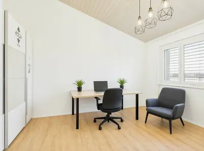 Wohnzimmer; holzboden, tageslicht, moderner stil, hohe decken