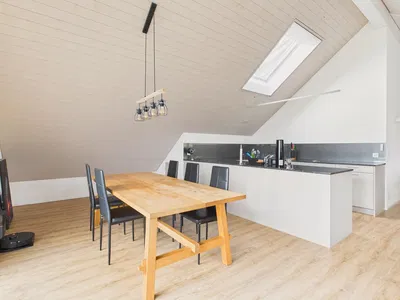 Wohnzimmer; holzboden, tageslicht, moderner stil, hohe decken